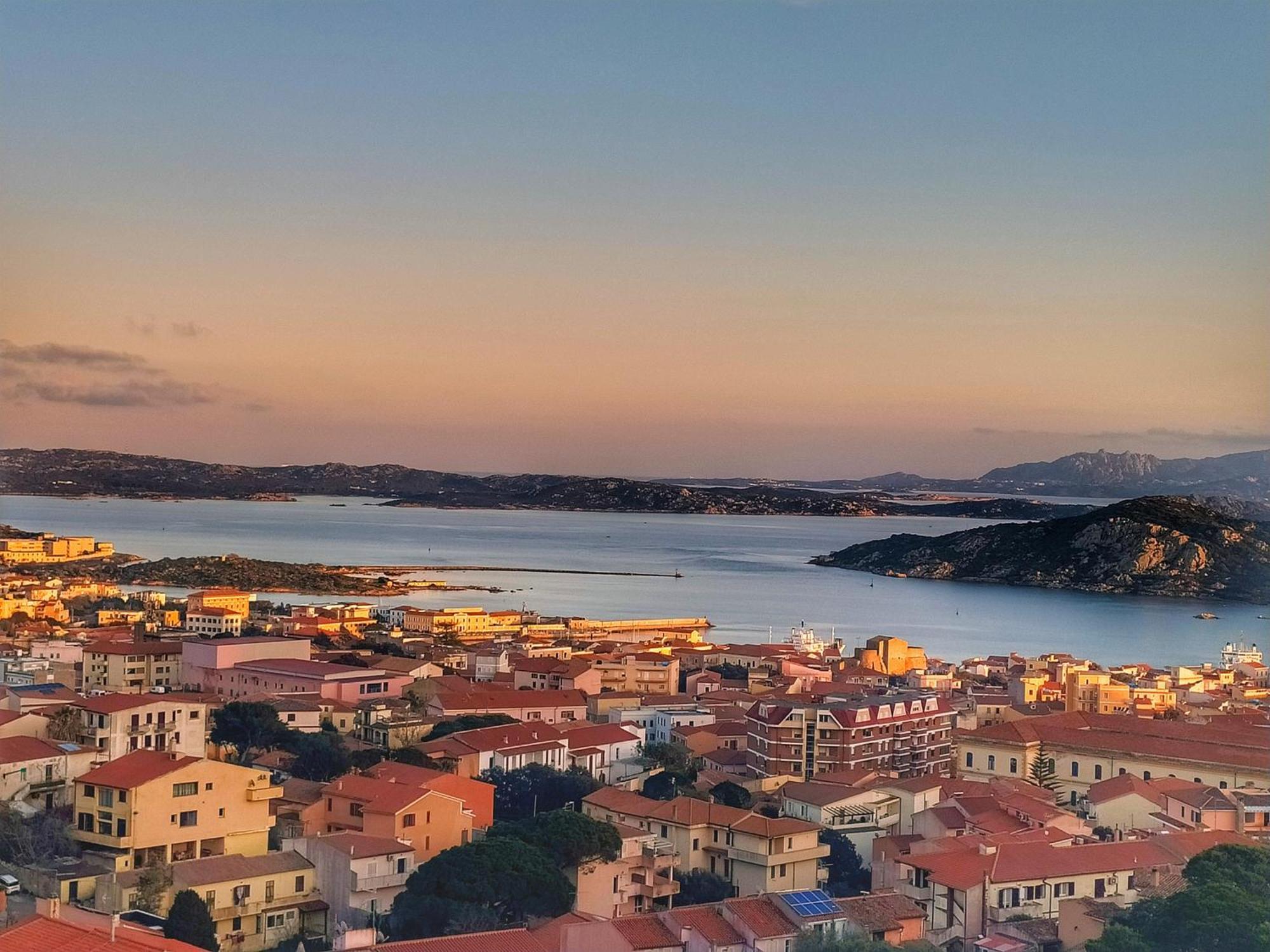 Appartamento Vista Mare A La Maddalena 马达莱纳 外观 照片